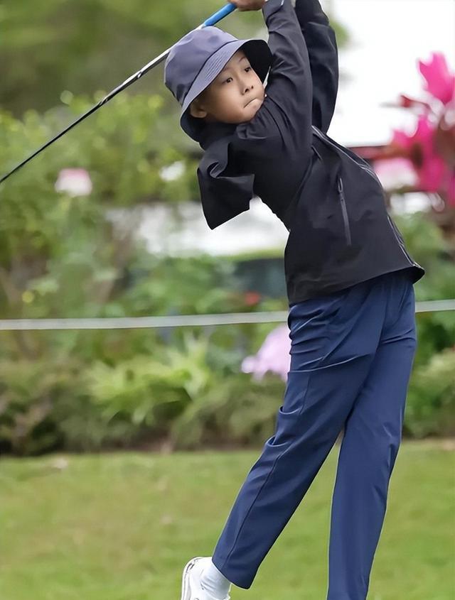 王皓携全家去游乐场，儿子晒黑了，老婆闫博雅抢眼，身材不输明星