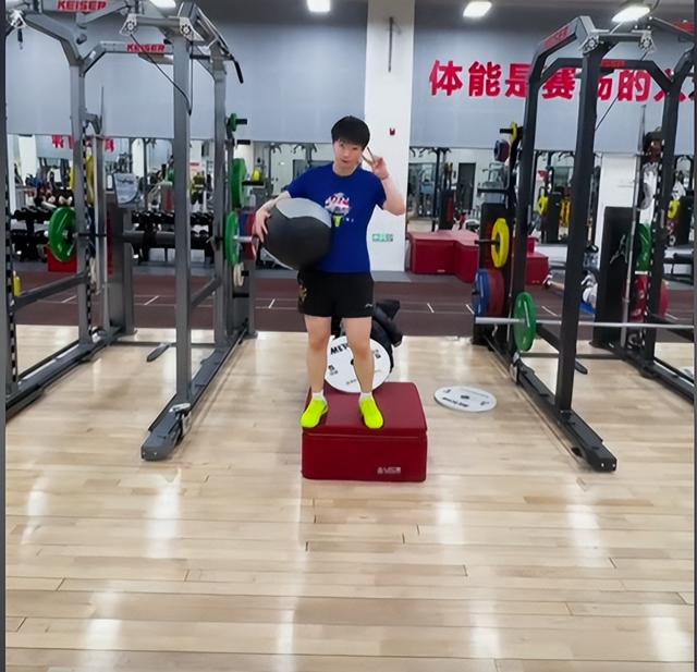 孙颖莎训练视频爆火，还顺手为邓紫棋撑腰！