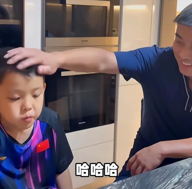 王皓携全家去游乐场，儿子晒黑了，老婆闫博雅抢眼，身材不输明星