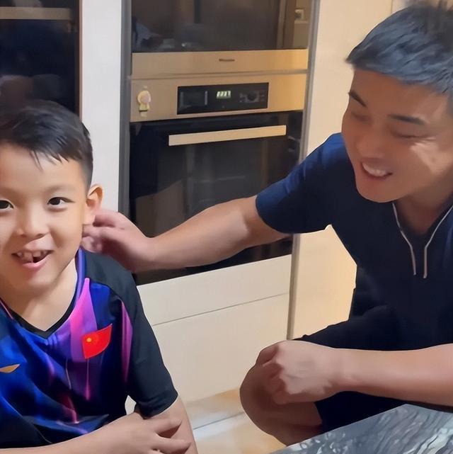 王皓携全家去游乐场，儿子晒黑了，老婆闫博雅抢眼，身材不输明星