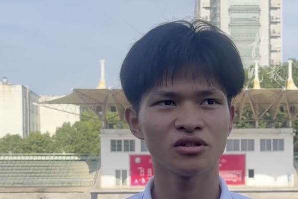 苏超用脸挡球队员：被踢中后缓了30秒 确实挺疼