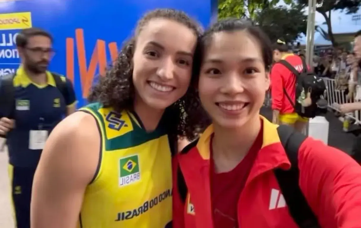 排面！国际排联晒照，庄宇珊登上封面，携手加比成女排代表