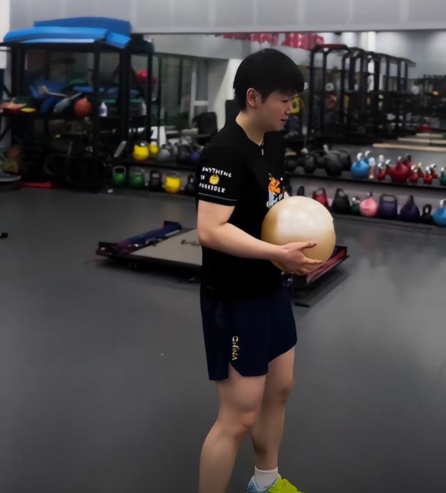 孙颖莎训练视频爆火，还顺手为邓紫棋撑腰！