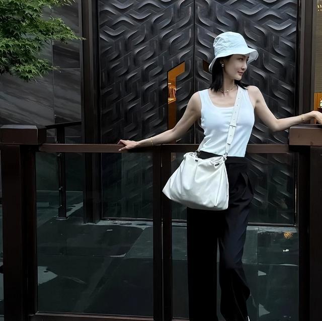 王皓携全家去游乐场，儿子晒黑了，老婆闫博雅抢眼，身材不输明星