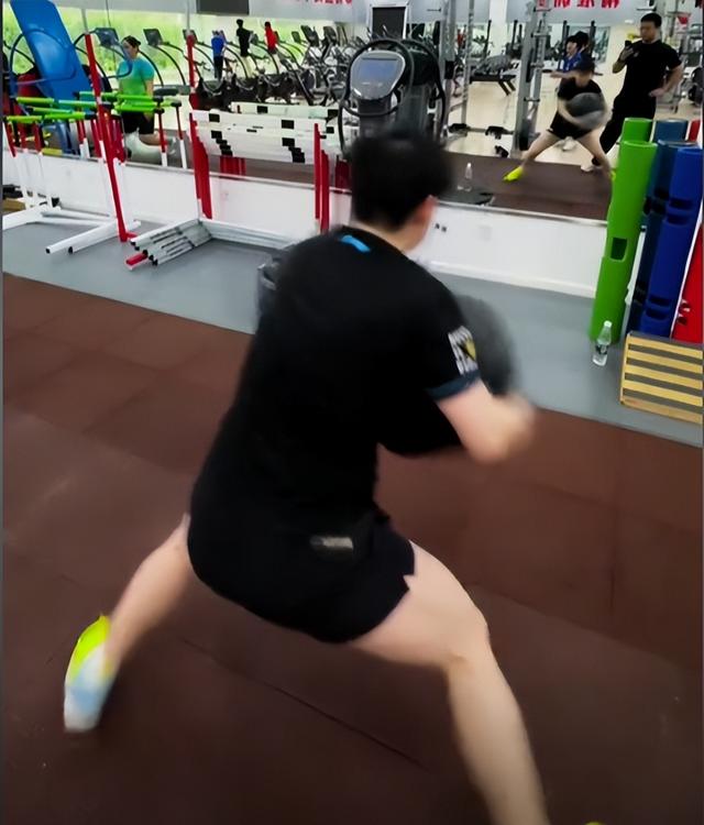 孙颖莎训练视频爆火，还顺手为邓紫棋撑腰！