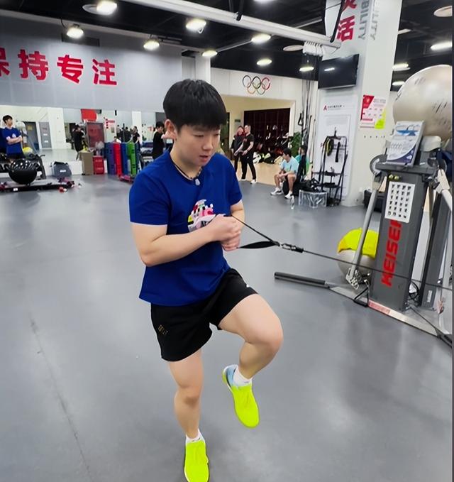 孙颖莎训练视频爆火，还顺手为邓紫棋撑腰！