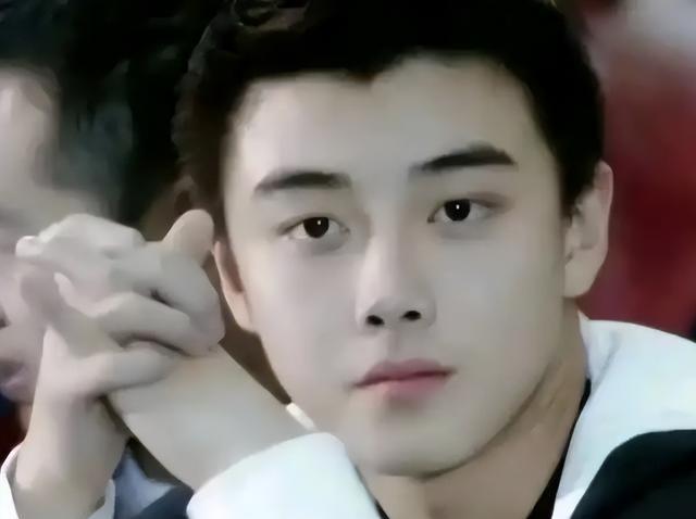 王皓携全家去游乐场，儿子晒黑了，老婆闫博雅抢眼，身材不输明星