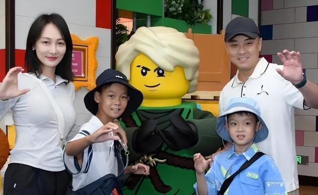 王皓携全家去游乐场，儿子晒黑了，老婆闫博雅抢眼，身材不输明星
