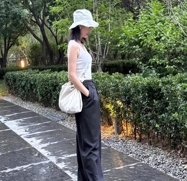 王皓携全家去游乐场，儿子晒黑了，老婆闫博雅抢眼，身材不输明星