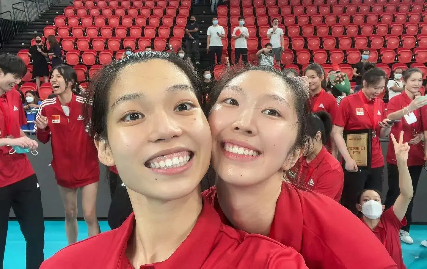 排面！国际排联晒照，庄宇珊登上封面，携手加比成女排代表