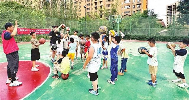 兰亭御湖城社区联合顶峰篮球公园开展公益课堂活动