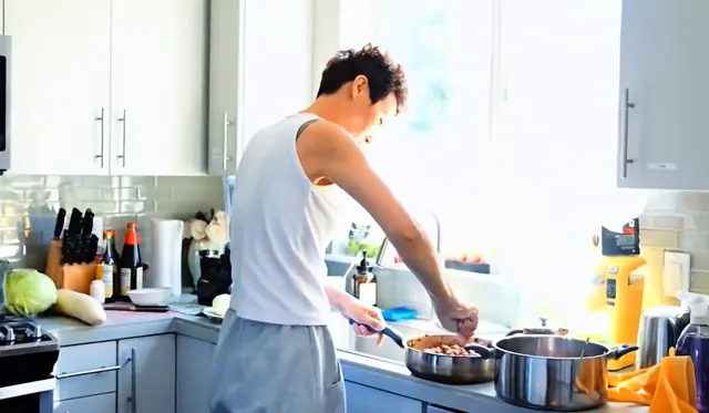 真香！杨瀚森吃妈妈做的饺子，球迷：感受到了香喷喷的味道