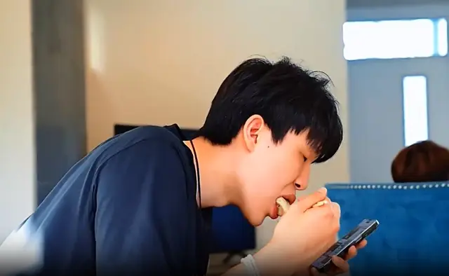 真香！杨瀚森吃妈妈做的饺子，球迷：感受到了香喷喷的味道