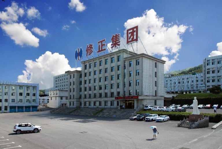 修正药业董事长修涞贵荣膺2025品牌强国年度人物