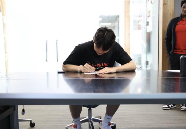 杨瀚森喜讯！75大超巨利拉德被裁有望回家，小杨就缺个能传球的人