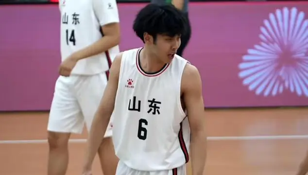 他曾率山东男篮斩获亚军，1年时间5项数据骤降，到底经历了什么？
