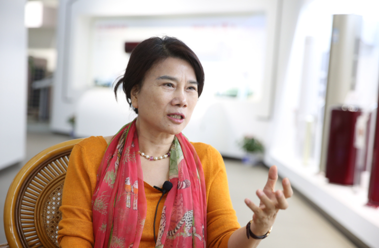 遇到一个强势的人,不要示弱,不要顺从,只需要记住“南风法则”