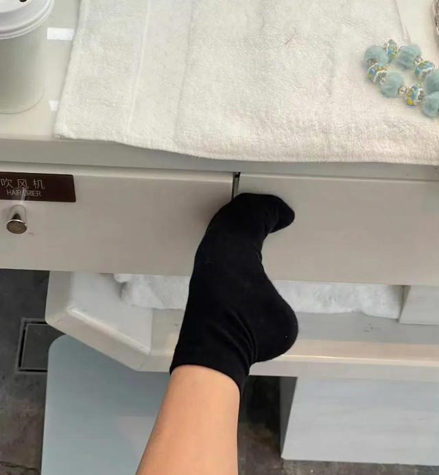 孙俪女儿参加国标舞比赛，11岁小花化妆都不忘压脚背，漂亮又刻苦