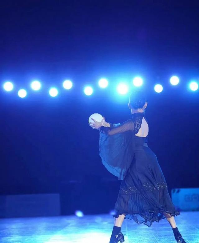 孙俪女儿参加国标舞比赛，11岁小花化妆都不忘压脚背，漂亮又刻苦