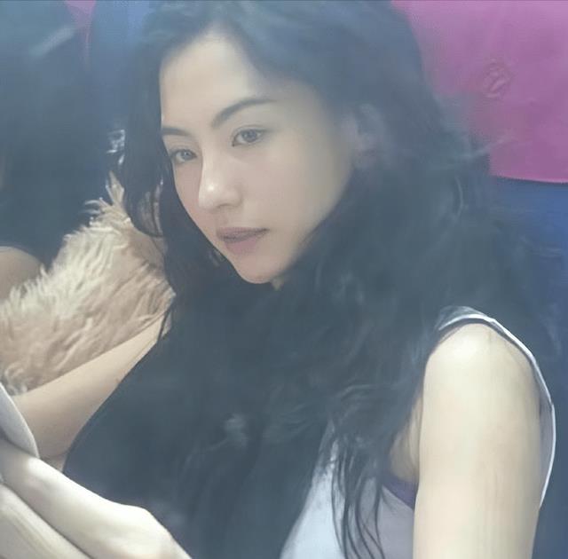 谢霆锋与欧阳娜娜罕见同框，完胜00后！他和张柏芝都是骨相美抗老