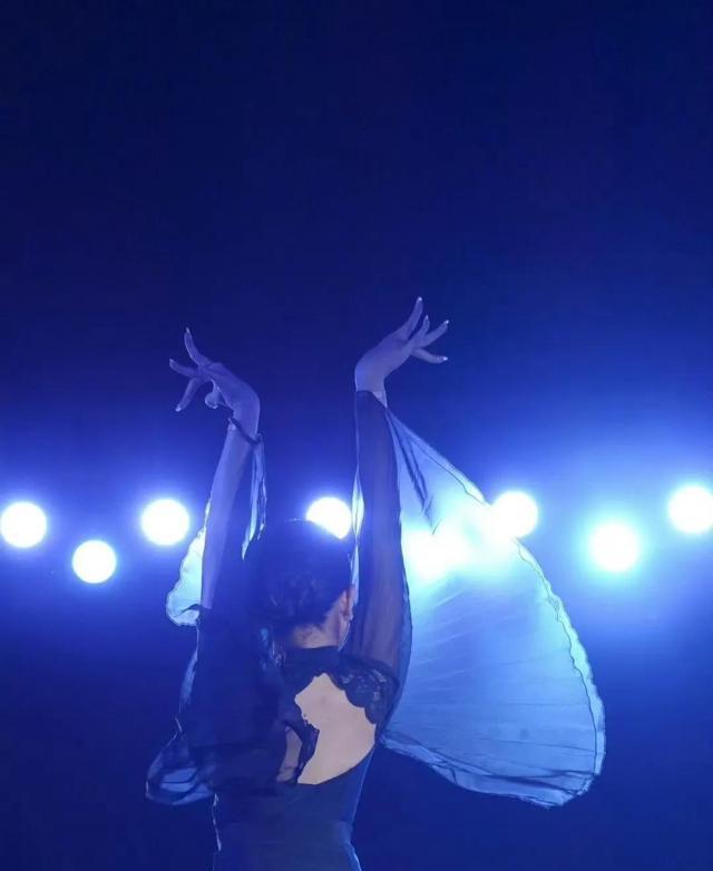 孙俪女儿参加国标舞比赛，11岁小花化妆都不忘压脚背，漂亮又刻苦