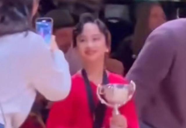 孙俪女儿参加国标舞比赛，11岁小花化妆都不忘压脚背，漂亮又刻苦
