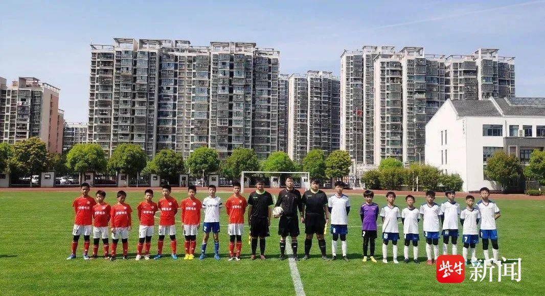 “苏超”队员鼓励黄桥足球小将：加油，未来属于你们！