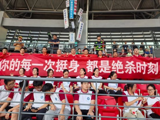 热血“苏超”赛场，山呼海啸的掌声献给“凡人英雄”！