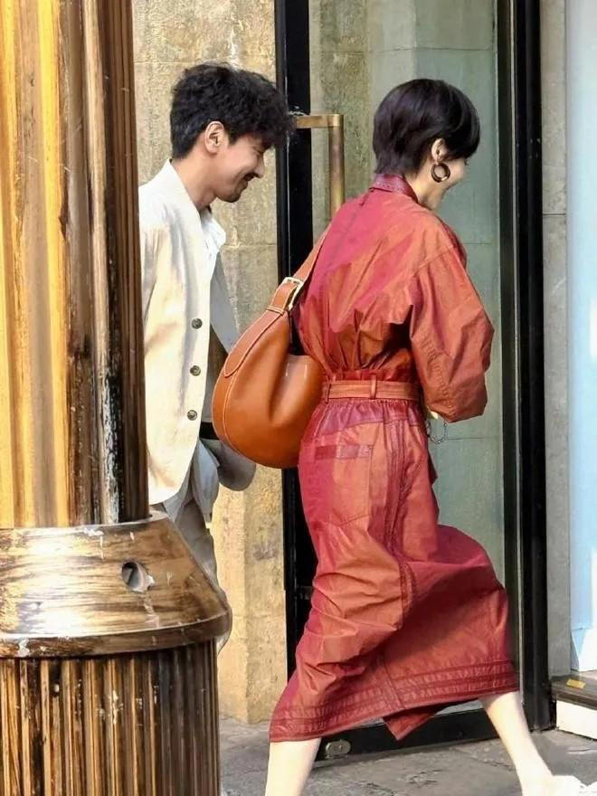 41岁唐嫣剪短发后像换了个人，穿露肩裙又美又飒，差点认不出