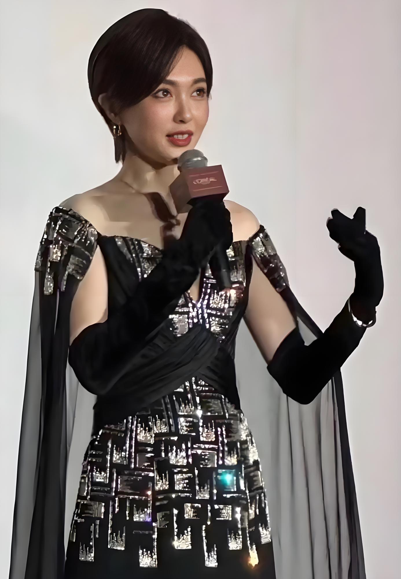41岁唐嫣剪短发后像换了个人，穿露肩裙又美又飒，差点认不出