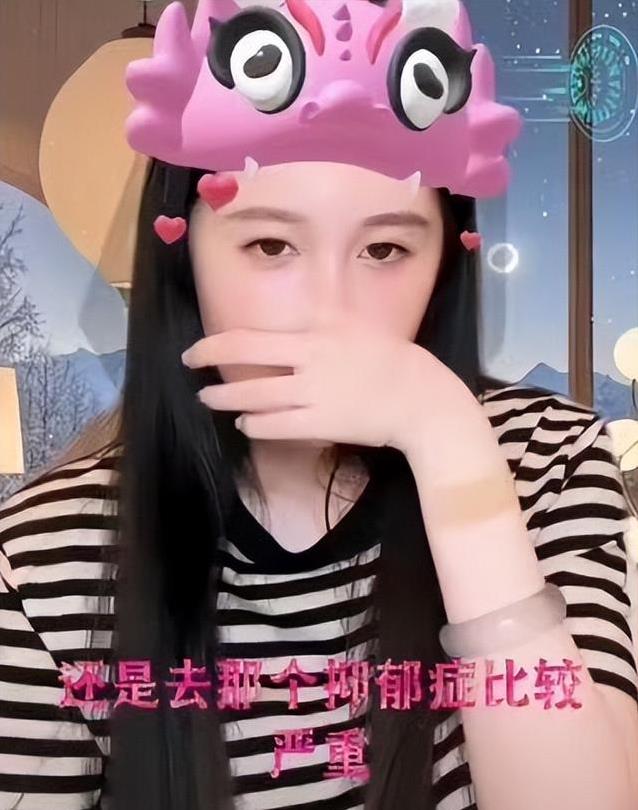 球球自曝抑郁症缠身，直播压力逼停工作，赵本山女儿为何如此累？