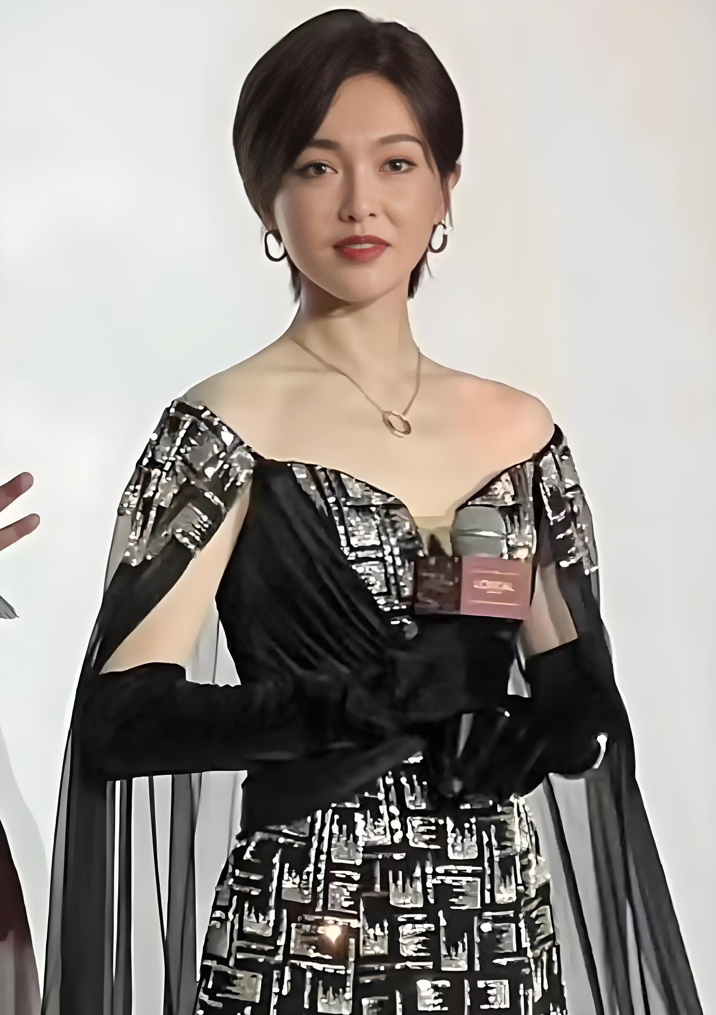 41岁唐嫣剪短发后像换了个人，穿露肩裙又美又飒，差点认不出