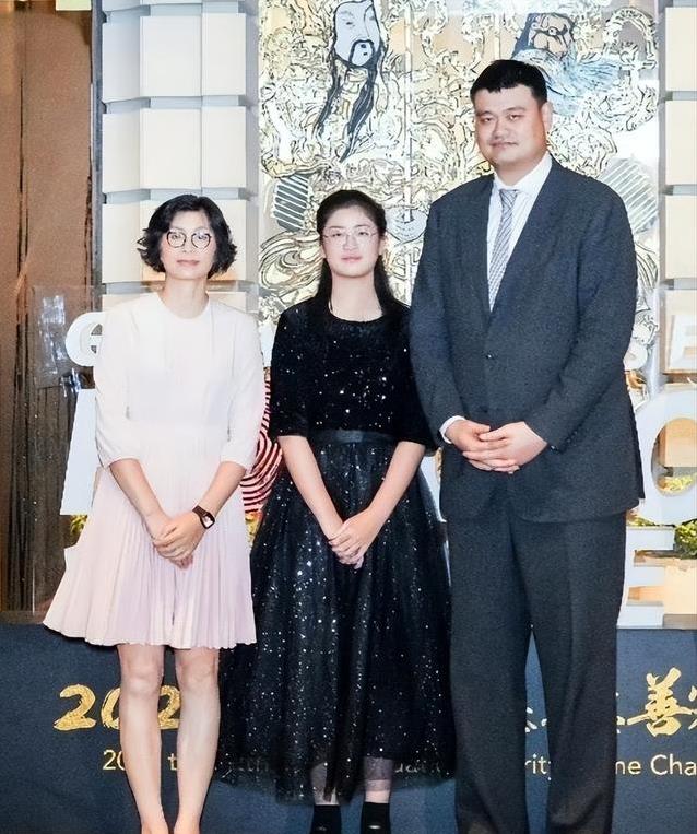 15岁姚沁蕾身高直逼2米，机场牵手姚明超温馨，未来会打篮球吗？
