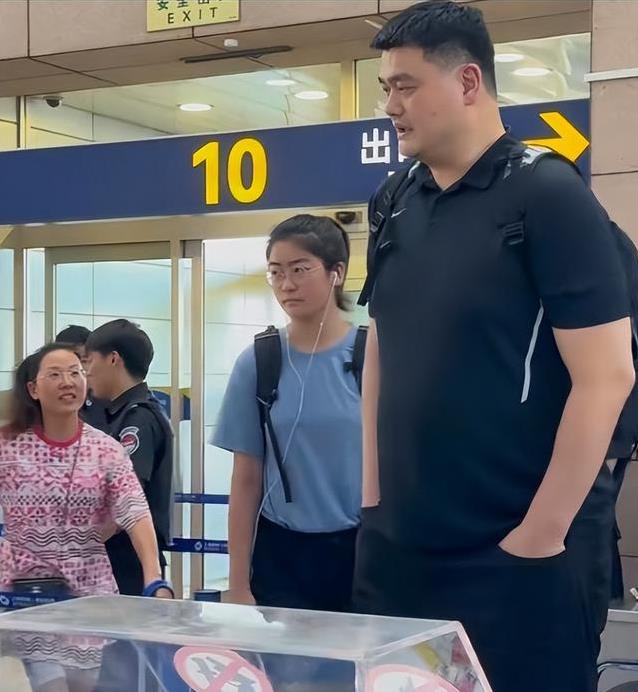 15岁姚沁蕾身高直逼2米，机场牵手姚明超温馨，未来会打篮球吗？