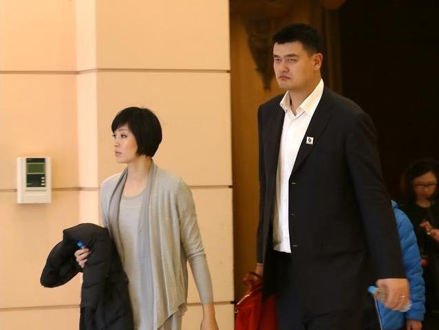 15岁姚沁蕾身高直逼2米，机场牵手姚明超温馨，未来会打篮球吗？