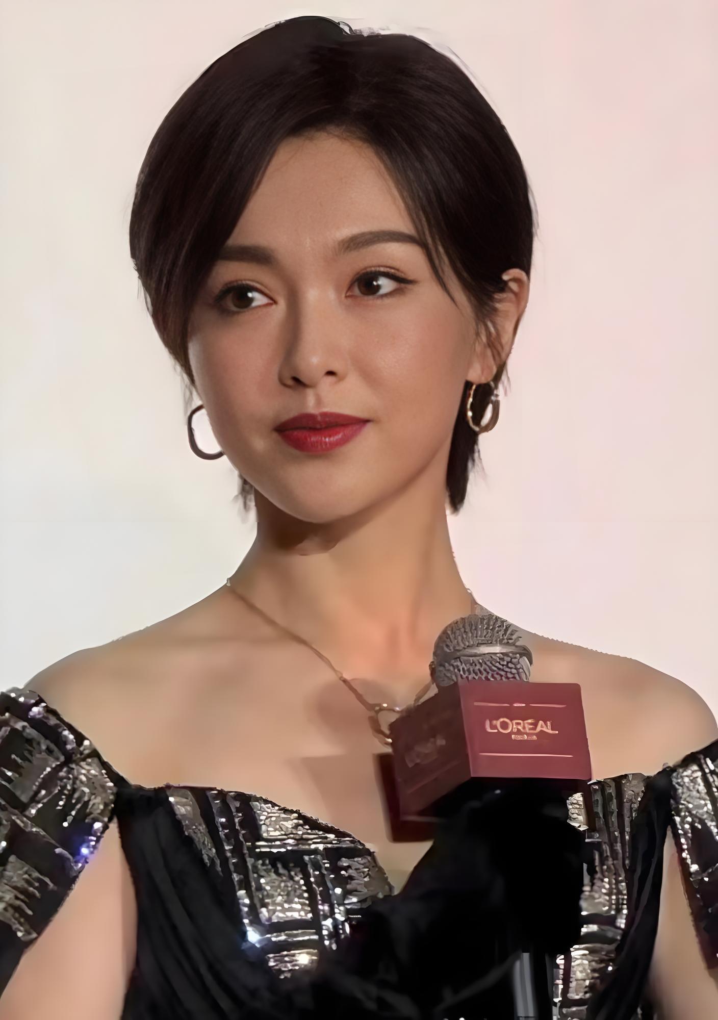 41岁唐嫣剪短发后像换了个人，穿露肩裙又美又飒，差点认不出