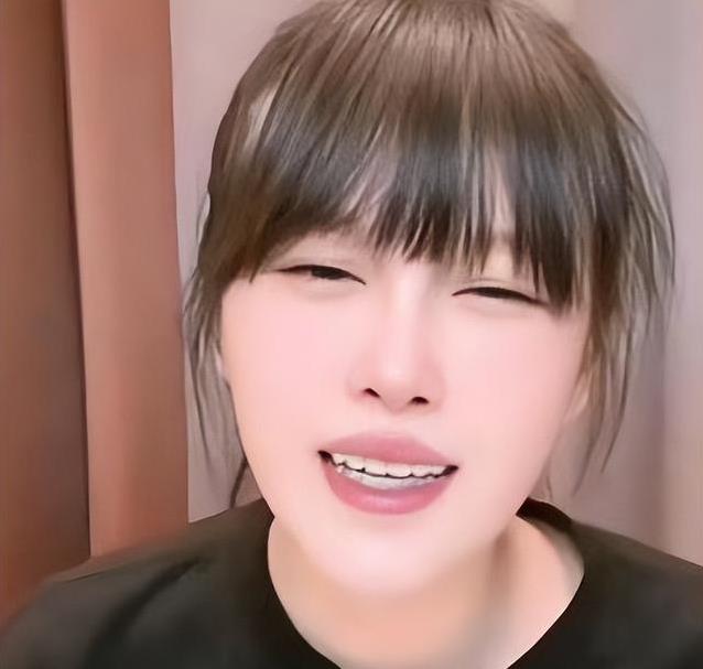 球球自曝抑郁症缠身，直播压力逼停工作，赵本山女儿为何如此累？