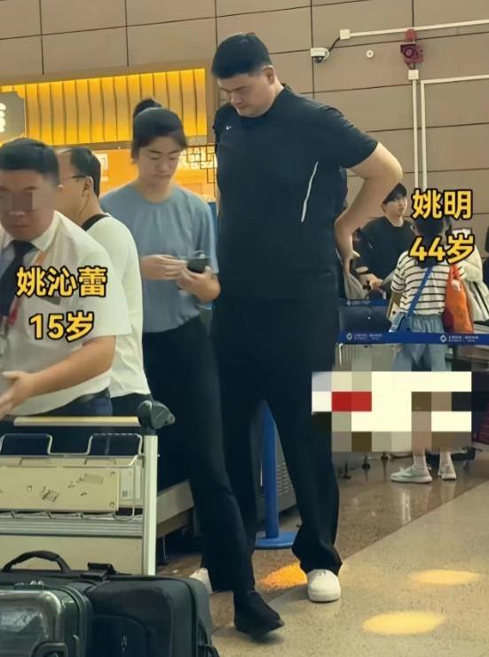 15岁姚沁蕾身高直逼2米，机场牵手姚明超温馨，未来会打篮球吗？