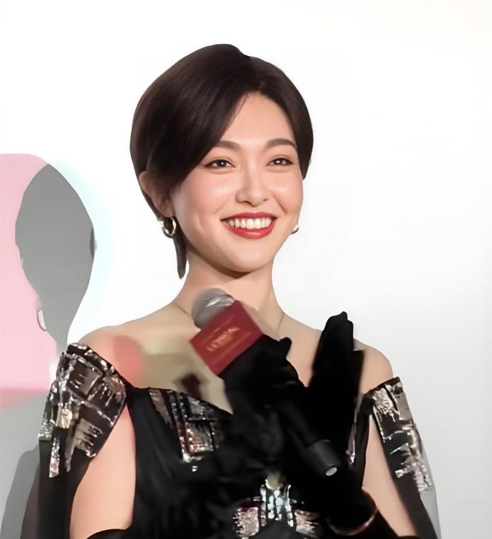 41岁唐嫣剪短发后像换了个人，穿露肩裙又美又飒，差点认不出