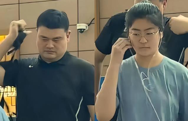 15岁姚沁蕾身高直逼2米，机场牵手姚明超温馨，未来会打篮球吗？