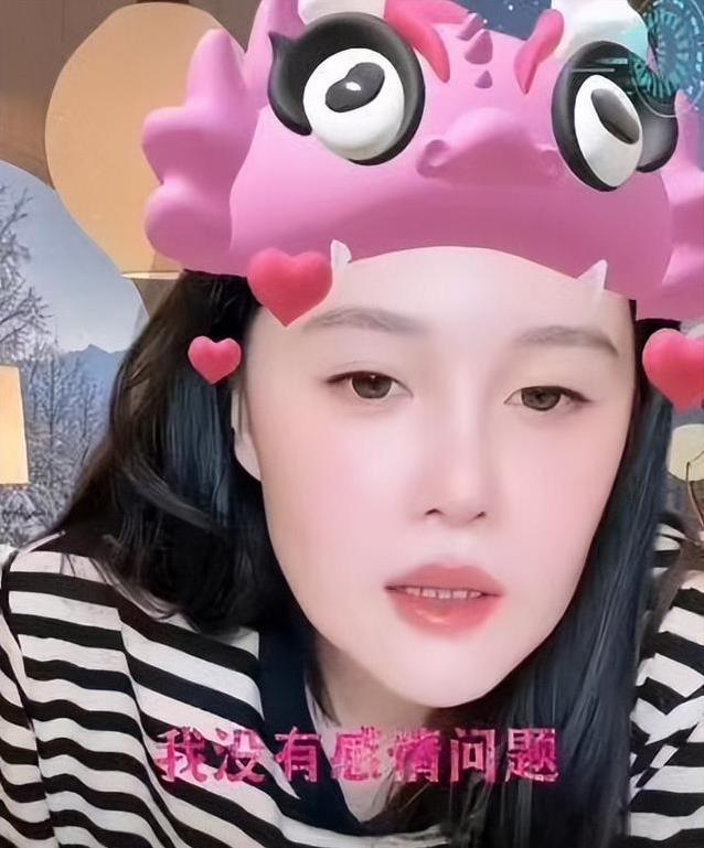 球球自曝抑郁症缠身，直播压力逼停工作，赵本山女儿为何如此累？