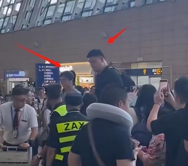 15岁姚沁蕾身高直逼2米，机场牵手姚明超温馨，未来会打篮球吗？