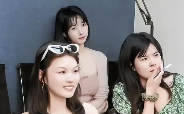 球球自曝抑郁症缠身，直播压力逼停工作，赵本山女儿为何如此累？