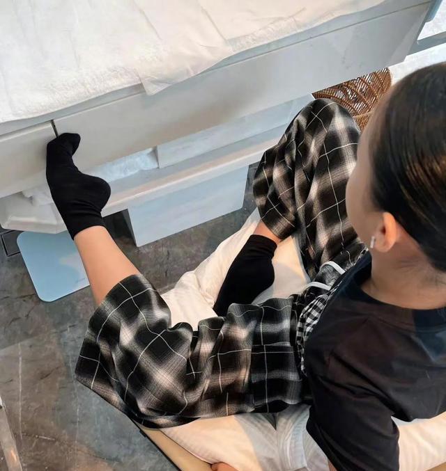 孙俪女儿参加国标舞比赛，11岁小花化妆都不忘压脚背，漂亮又刻苦