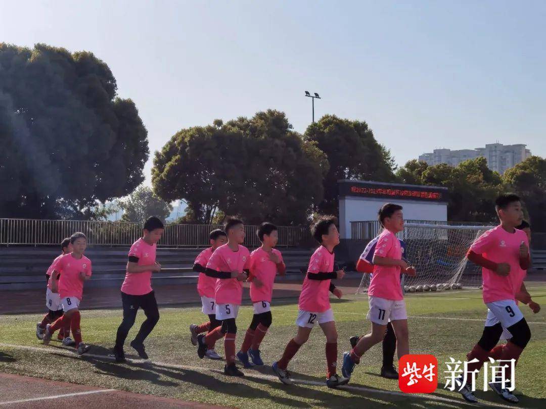 “苏超”队员鼓励黄桥足球小将：加油，未来属于你们！