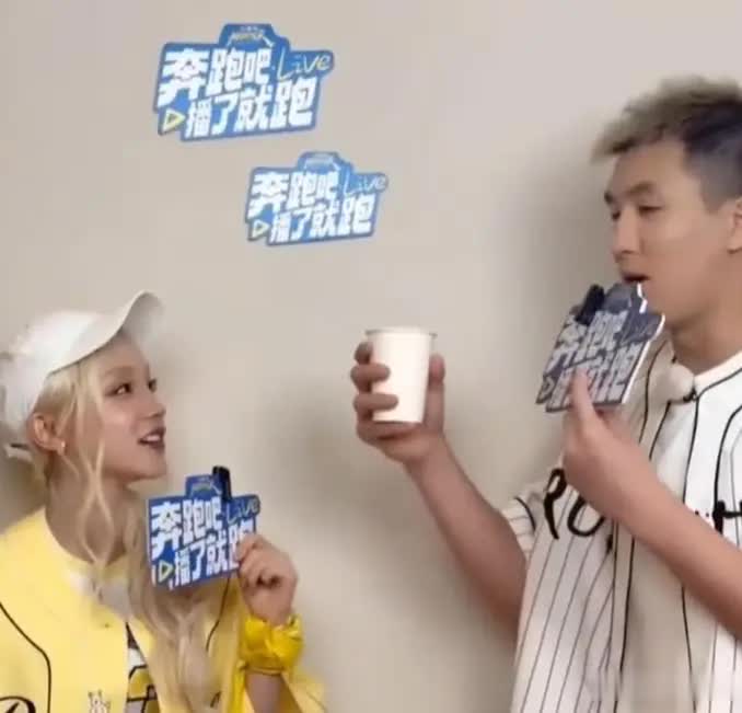郭艾伦录综艺玩嗨，吃美食打水仗，一身穿搭超帅气！
