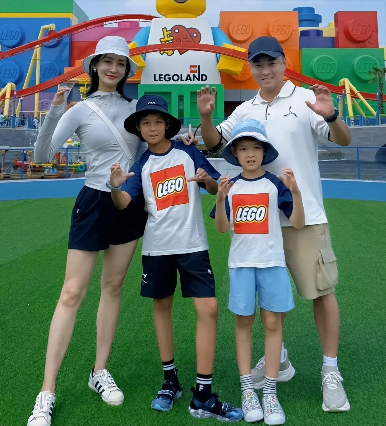 王皓带一家度假，42岁考编上岸，老婆大长腿很美，儿子也打乒乓球