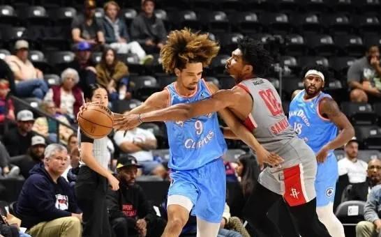 快船与前锋弗劳尔斯达成双向合同&场均17.7分+5板，三分命中率39%