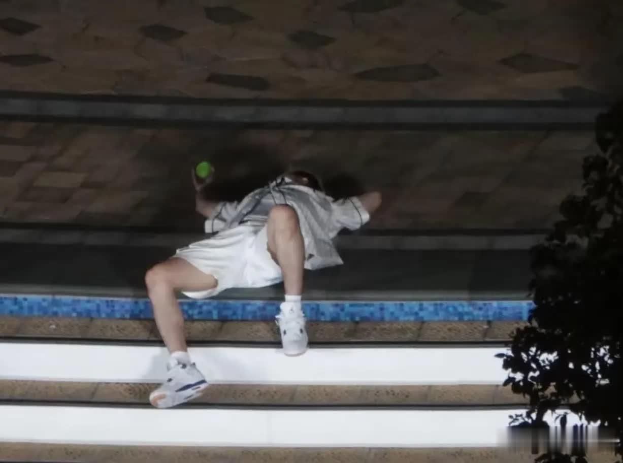 郭艾伦录综艺玩嗨，吃美食打水仗，一身穿搭超帅气！