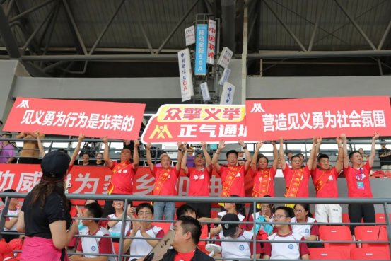 热血“苏超”赛场，山呼海啸的掌声献给“凡人英雄”！